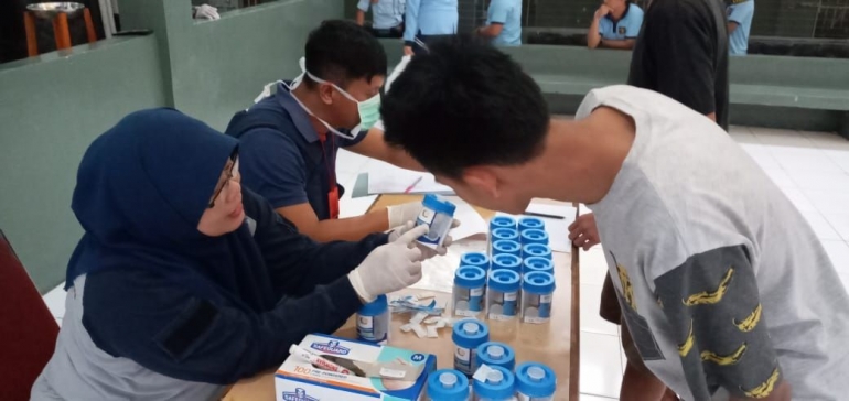 Petugas Kesehatan Rutan Garut dan BNNK Garut sedang melakukan test urine terhadap tahanan dan narapidana