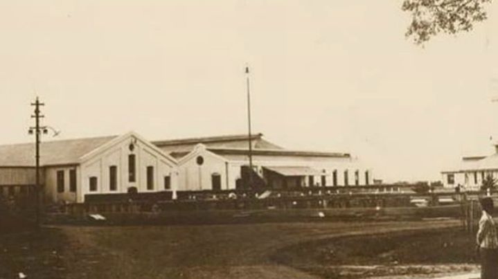 Gudang pabrik sisal Onderneming Soekamandi, sebelah kanan adalah kolam penjernihan air dan gudang pengolahan akhir serat sisal (Foto: digitalcollection.universiteitleiden.nl)