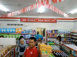 Dekat, Hemat, Bersahabat. Tagline toko kelontong dalam kemitraan dengan SRC (Foto: Ang Tek Khun)