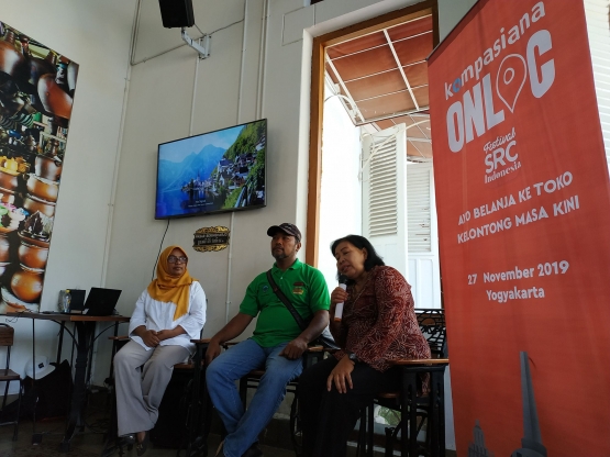 Ibu Puji (kanan) dan Bapak Jalal (tengah) sedang berbagi kisah merintis usaha (Foto: Ang Tek Khun)