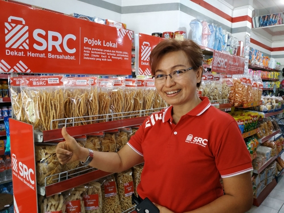 Ibu Sukma dan Pojok Lokal di toko kelontong ACDC miliknya (Foto: Ang Tek Khun)