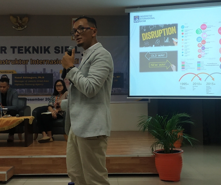 Dr. Andri Irfan Rifai, ST., MT menyampaikan materi mengenai rehabilitasi infrastruktur pasca bencana.