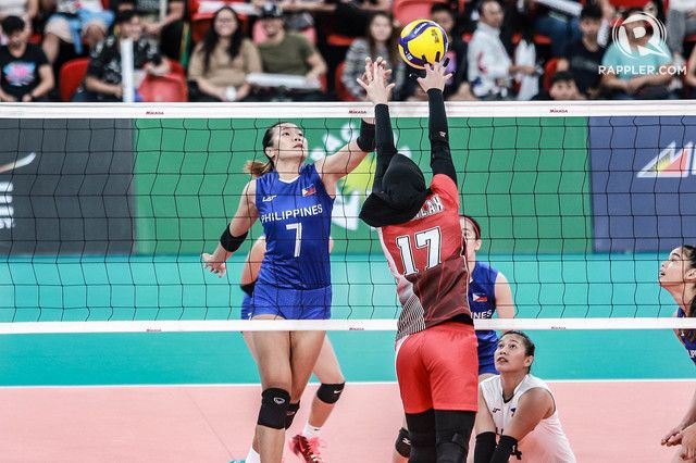 Opposite Hitter Filipina, Mylene Paat mencoba melewati hadangan blocker sekaligus kapten Indonesia, Wilda Siti Nurfadilah| Sumber: Rappler/Michael Gatpandan