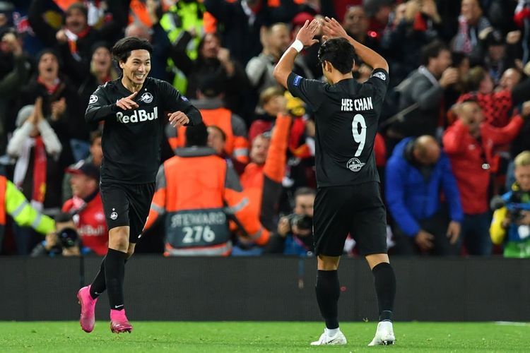 Takumi Minnamino (kiri) dan Hwang Hee-chan (kanan) berkontribusi pada dua gol yang dicetak RB Salzburg melawan Liverpool pada hari Kamis (3/10/2019) dini hari di Anfield.(twitter)