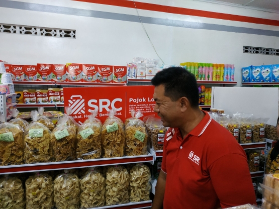 Pak Wanto sedang melayani pelanggan toko kelontongnya (Foto: Ang Tek Khun)