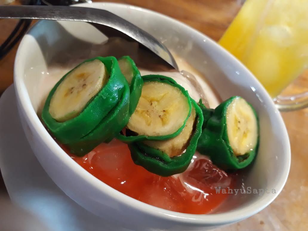 Es Pisang Ijo, menguarkan manis dari pisangnya. Segar bangeet... (dokpri).