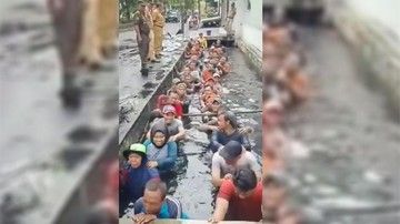 Sumber: Pegawai honorer K2 di lingkungan DKI Jakarta disuruh masuk ke dalam selokan saat perpanjangan kontrak Penyedia Jasa Lainnya Perseorangan, Dok.istimewa/CNN Indonesia