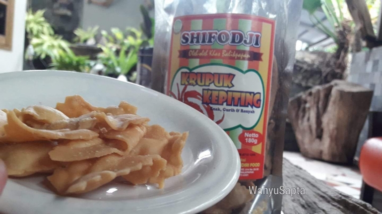 Krupuk Kepiting khas Balikpapan, rasanya lezato... ( Dokpri).