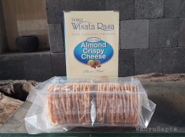 Almond Crispy Cheese oleh-oleh khas Surabaya, manis asin berpadu. Kres-kres. (Dokpri).