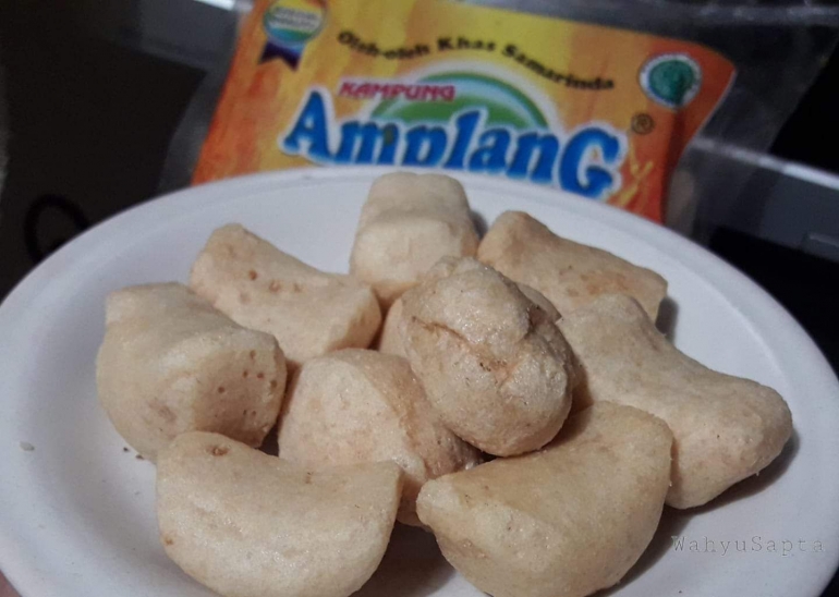 Krupuk Amplang khas Samarinda, pahit jika berhenti mengunyah alias bikin nagih. (Dokpri).