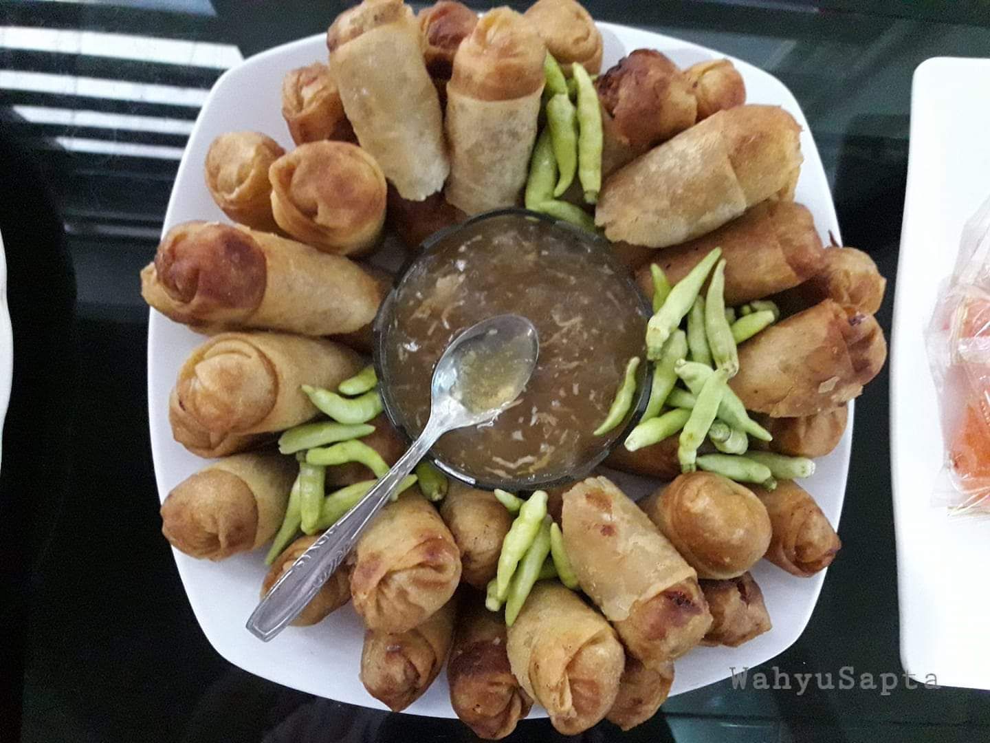 Kalau ini lumpia isi rebung dan ayam. Lezat banget. Nah, bagaimana perasaanmu? Entah apa yang merasukimu... *sing a song... (Dokpri).