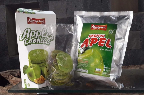 Apple Cookies dan Keripik Apel khas Kota Malang. Rasa apelnya dominan. (Dokpri).