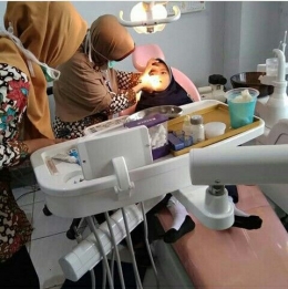 Memeriksa pasien sakit gigi/sumber:instagram.com/lupi_demast/