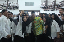 THL selfie bersama Gubernur Rohidin (Dokumen Media Center Pemprov Bengkulu)