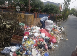 Ilustrasi: Sampah bertumpuk di pinggir jalan sebelum ke TPA. Sumber: Dokpri. 
