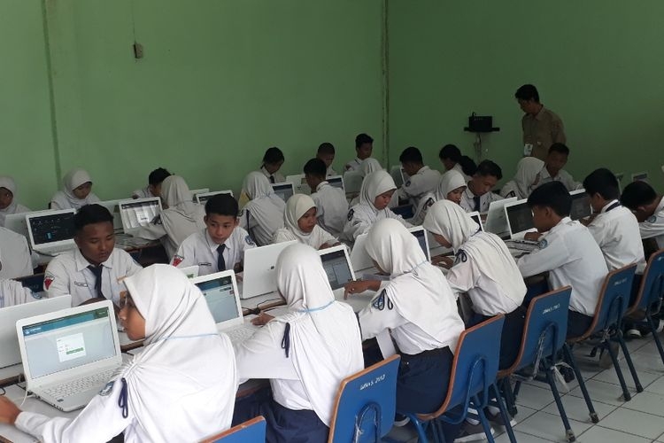 Suasana Ujian Nasional Berbasis Komputer (UNBK) di SMPN 11 Kota Bekasi, Senin (22/4/2019).| Sumber: Kompas.con/Dean Pahrevi