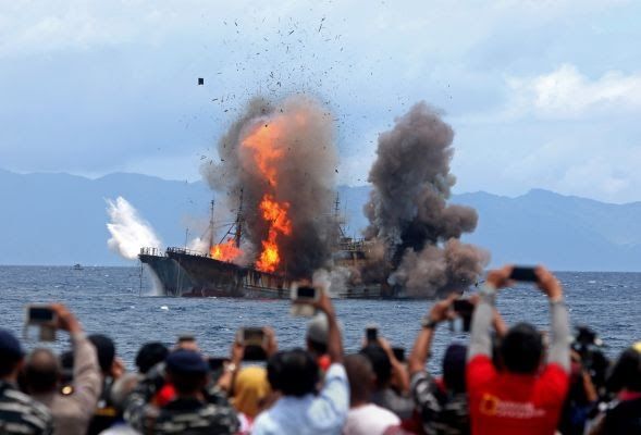 Sumber: gambar kapal yang ditenggelamkan ANTARA FOTO/Izaac Mulyawan