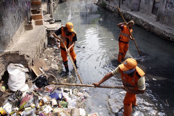 Sumber: ilustrasi petugas PPSU membersihkan sampah di aliran Kali Krukut yang bewarna hitam pekat di Kelurahan Kebon Kacang, Media Indonesia/Bary Fathahilah