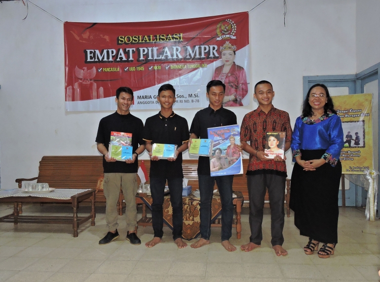 Anggota MPR RI/DPD RI asal Kalbar Maria Goreti berfoto dengan peserta sosialisasi empat pilar MPR di Seminari Menengah Teluk Menyurai Kab. Sintang.