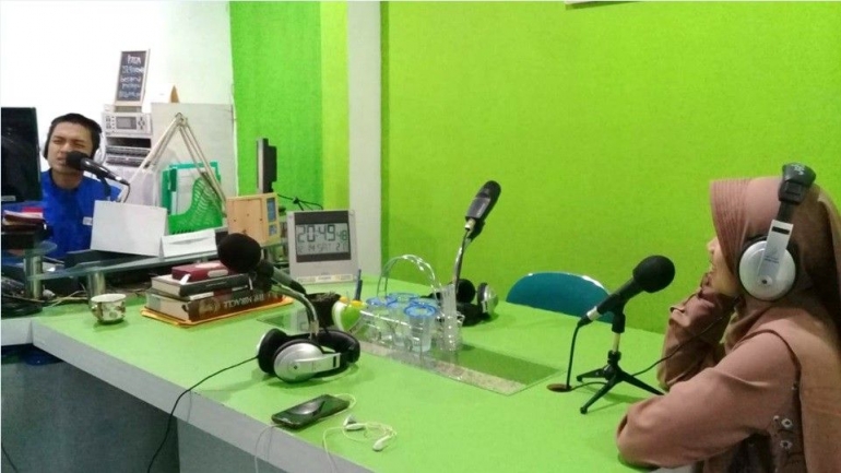 Fitri Rdj saat talkshow di stasiun radio MQFM Bandung, Sabtu 14-12-2019. (Dok. Istimewa)