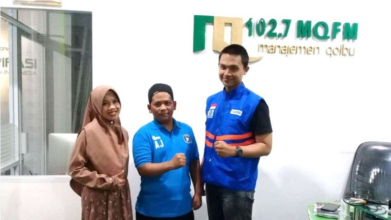 Fitri Rdj, Ajang Jalali, Kang Zorgy, usai talkshow di stasiun radio MQFM Bandung, Sabtu 14-12-2019. (Dok. Istimewa)