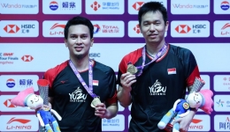 Ahsan/Hendra di puncak BWF World Tour Finals 2019 (foto: badmintonindonesia.org).