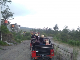 Jelajah bekas lahar letusan Gunung Merapi dengan naik mobil Jeep. 