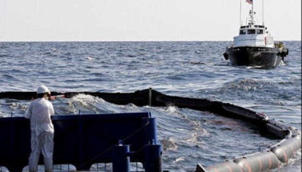 Petugas Penyelamat Pantai Amerika Serikat membendung tumpahan minyak di Teluk Meksiko. Sumber: dunia.tempo.co