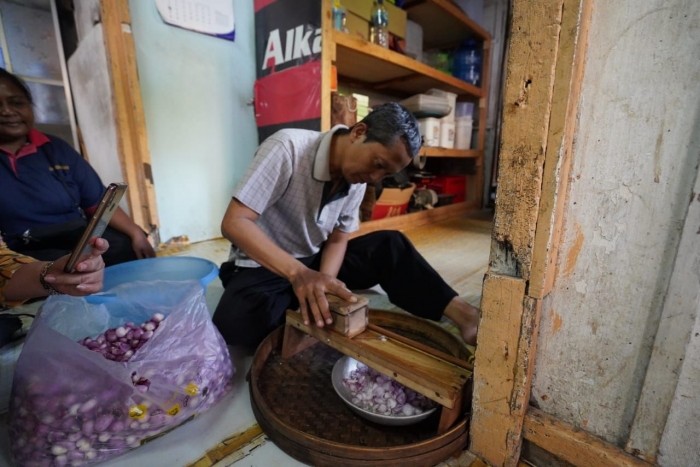 Proses memotong brambang goreng