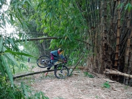 Lewat hutan bambu, 1 km belakang rumah. Dokpri