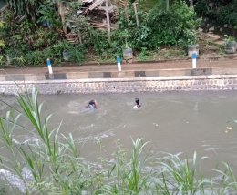 Dua gadis remaja sedang mandi di sungai. Dokpri