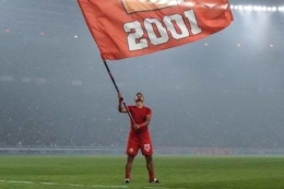 Bambang Pamungkas mengibarkan bendera yang menandai kiprahnya yang pernah juara bersama Persija di tahun 2001. (Football5star.com)