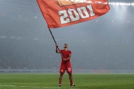 Bambang Pamungkas mengibarkan bendera yang menandai kiprahnya yang pernah juara bersama Persija di tahun 2001. (Football5star.com)