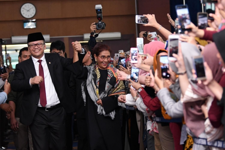 Mantan Menteri KKP Susi Pudjiastuti dengan suksesornya, Edhy Prabowo (Antara/ katadata.com).