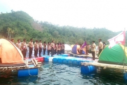 Pramuka Saka Bahari Yonif 9 Marinir melaksanakan Persami di atas laut lepas pantai Klara Pasawaran Lampung | dokpri