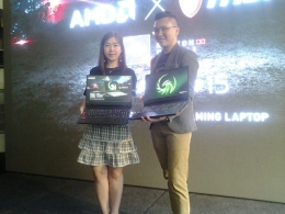 Perwakilan AMD Indonesia, Cen Armawati dan Perwakilan MSI, Ralph Wang Meluncurkan Secara Resmi Alpha 15. Dok. Pribadi