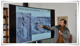 AA mempresentasikan Gua Harimau di Jerman (Foto: Pusat Penelitian Arkeologi Nasional)