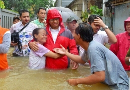 Anies Baswedan di tengah banjir saat kampanye Pilkada 2017 di daerah Cipinang, Jakarta, Senin (20/2/2017) | Gambar: ngelmu.id