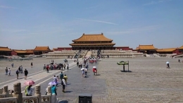 Bagian tengah adalah ruang rapat kaisar, bagian kiri dan kanan genting yang terlihat lebih menonjol adalah rumah permaisuri | Dokumentasi pribadi 