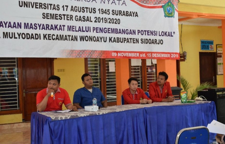 Tim KKN Untag Surabaya memberikan penjelasan kepada warga Ds. Mulyodadi.