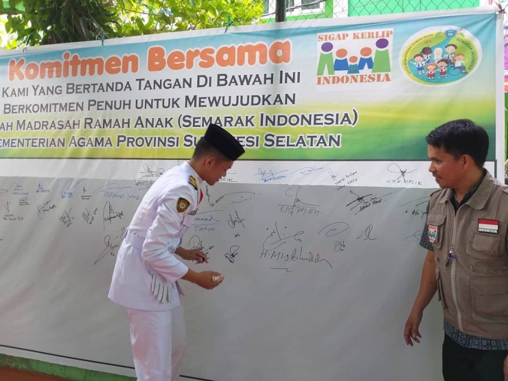 Perwakilan anak paskibra menandatangani ikrar Semarak Indonesia