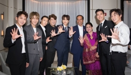 Saat Presiden Joko Widodo dan Ibu Iriana berpose bersama Boyband Super Junior | starsdaily.net