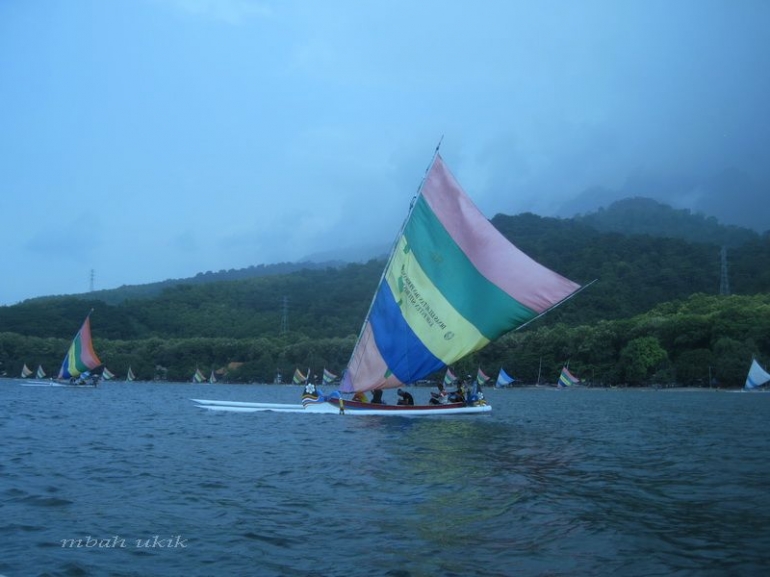 Berlayar dengan jung di Pantai Pasir Putih, Situbondo. Dokpri