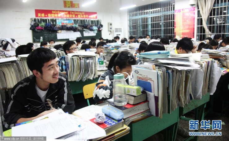situasi ruang kelas sekolah menengah di Tiongkok. Sumber: xkyn.net 