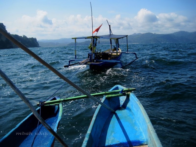 Bahkan sangat sensasional kala perahu motor mogok di tengah laut dan harus menunggu 1jam kedatangan penolong yang akan menarik. Dokpri