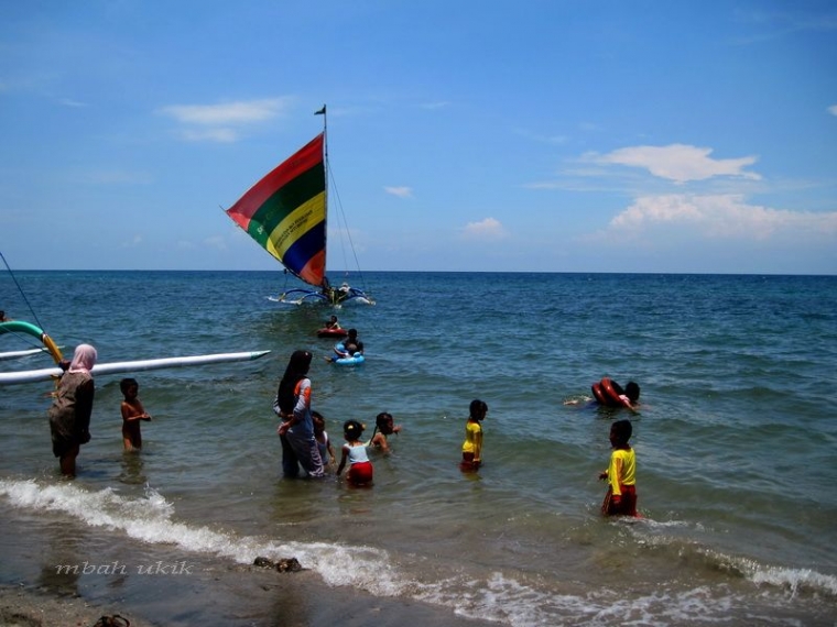 Sekedar bermain air atau berenang di tepi pantai juga asyik. Dokpri