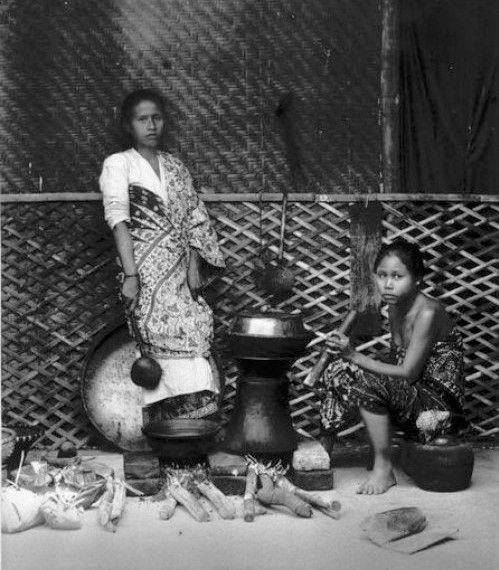 Wanita masa dulu bekerja di dapur. Sumber: http://atangmanguny.wordpress.com