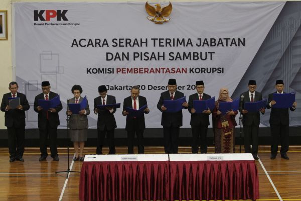 Sumber: Komisioner KPK bersama Dewan Pengawas KPK, Media Indonesia/Pius Erlangga