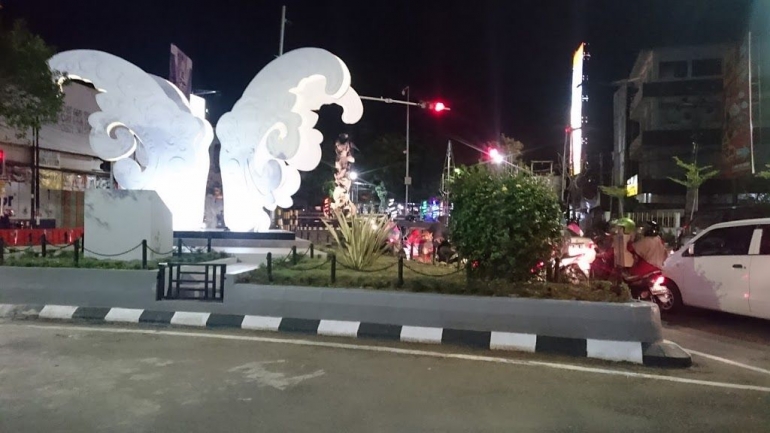 Tugu Kupu Tarung mendampingi Tugu Lawet sebagai icon baru Kota Kebumen. Dokpri