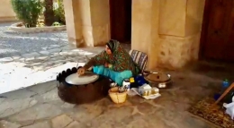 Seorang ibu memperagakan cara membuat kue khas negeri Oman dan pengunjung bisa langsung mencicipinya. Rasanya cukup enak. Bahkan, ibu ini manampilkan cara membuat kue secara detail.(foto: zainaltahir)